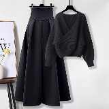 ブラックセーター+ブラックスカート